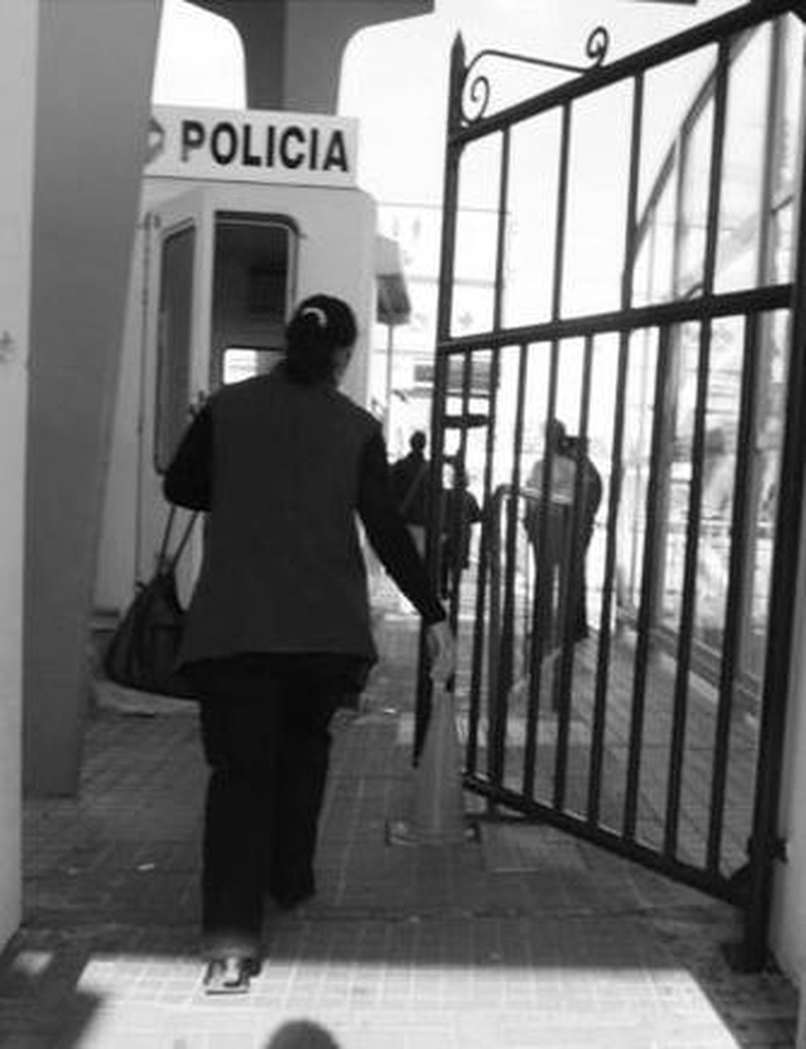 Una mujer cruza la Aduana con destino a La Línea.