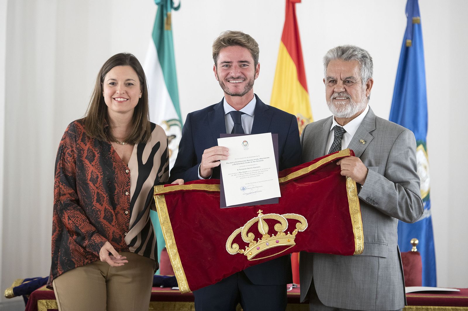 Fernando Carrillo recibe el estandarte del rey Gaspar.