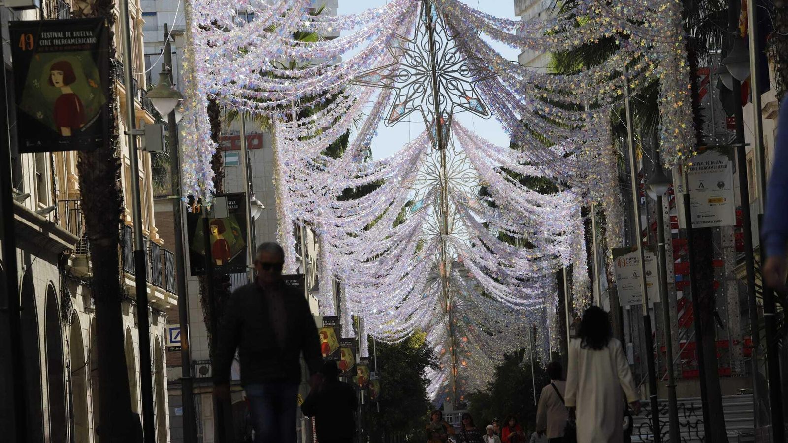 El alumbrado navideño terminando de instalarse en el centro de Huelva El alumbrado navideño terminando de instalarse en el centro de Huelva