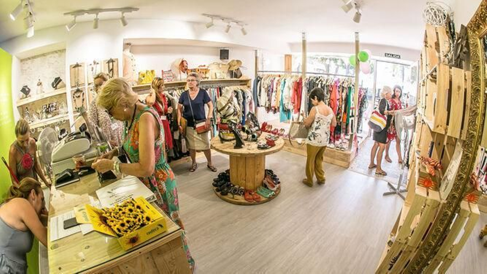 Clientas en una de las tiendas de Cudeca.