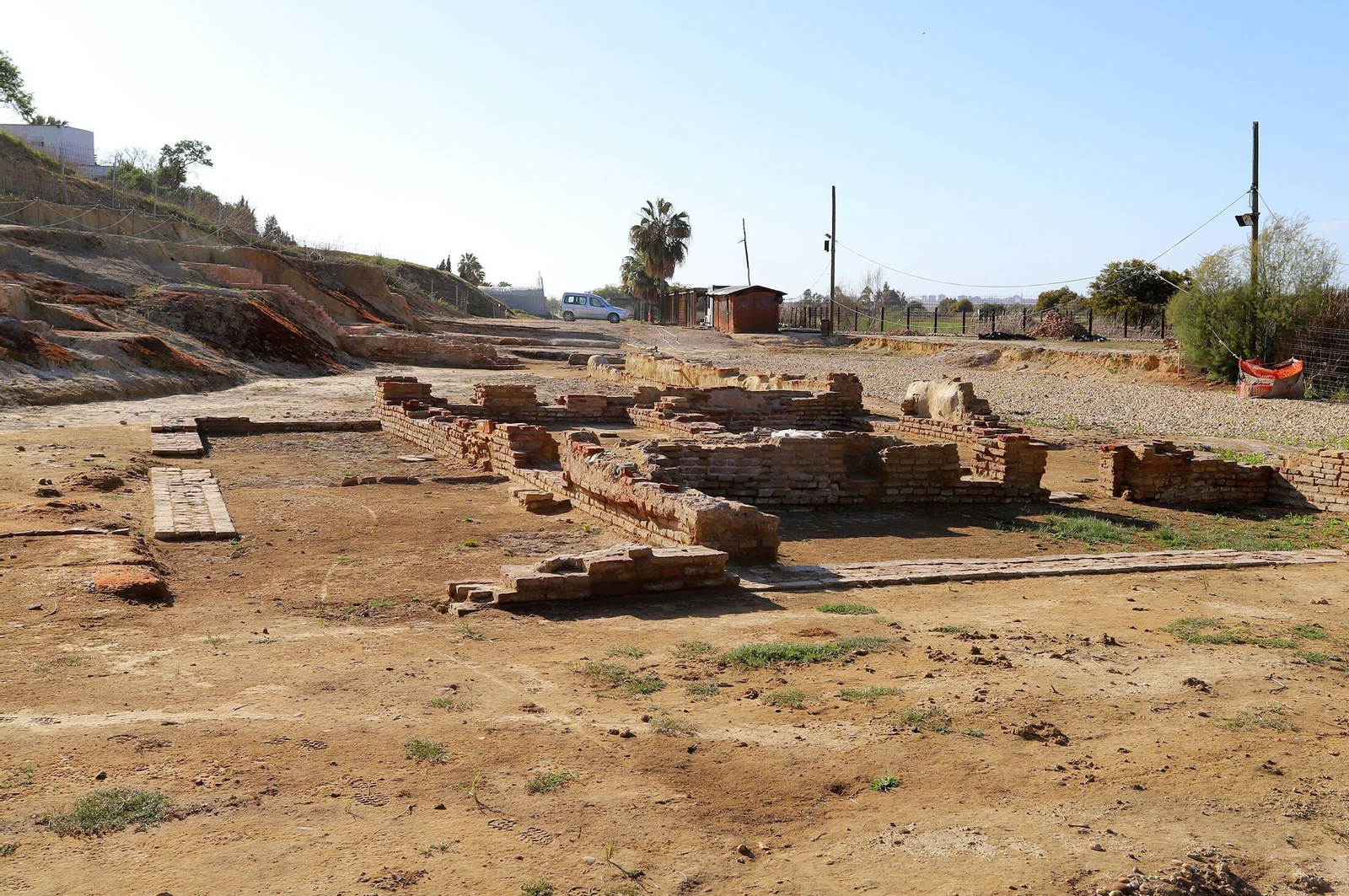 Restos de construcciones del puerto histórico.