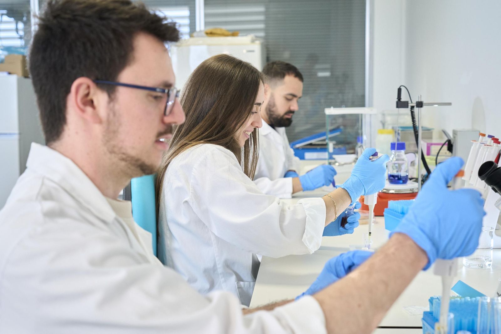 Luis Chimeno, en primer plano, junto a Pilar Granado y Pablo Sosa.