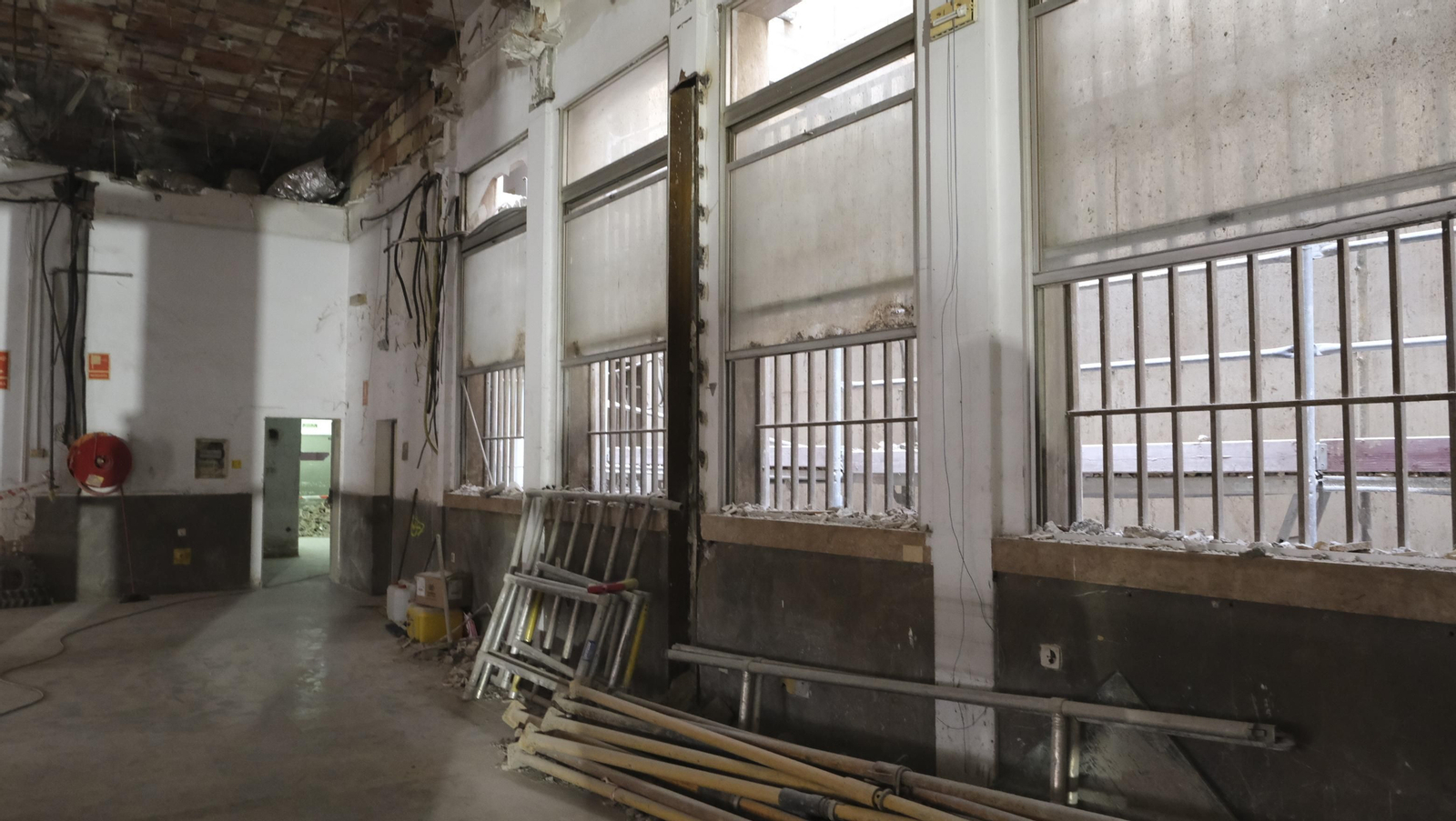 Las mejores imágenes del derribo de la oficina central de Correos en Almería