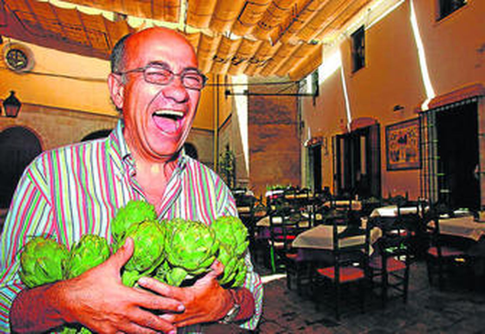 Faustino Rodríguez, en el Bar Juanito con sus afamadas alcachofas.