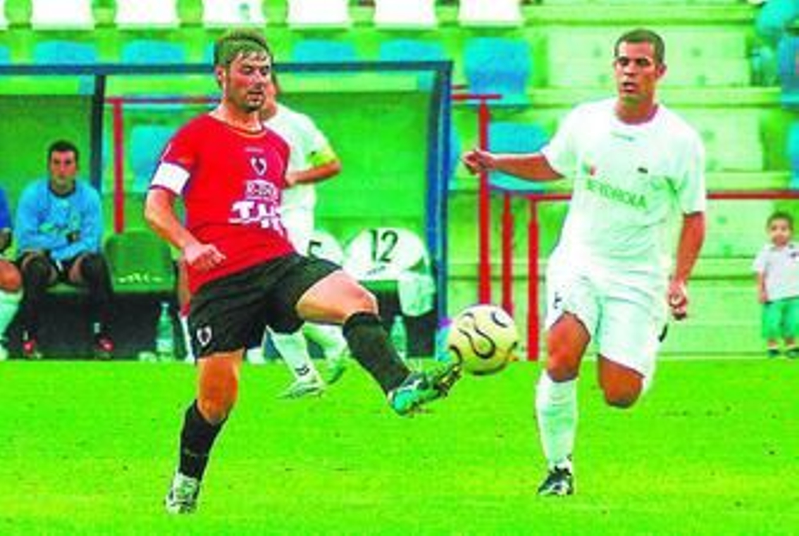 Tavira (izquierda) en un partido del Cartaya, próximo rival del Algeciras.