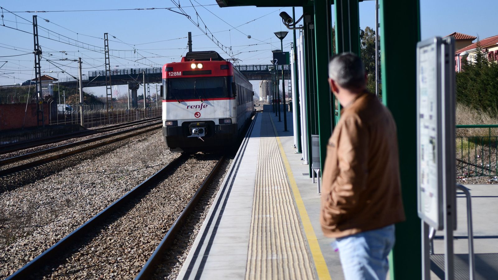 Un hombre espera la llegada del Cercanías en la parada de El Higuerón.