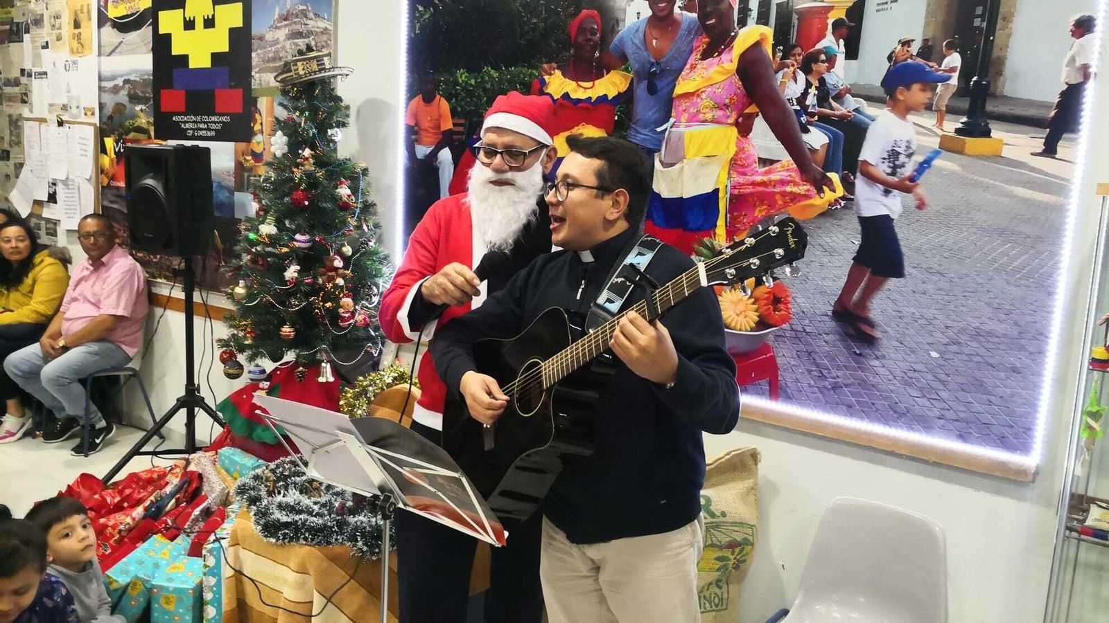 El párroco puso la música en la Novena.