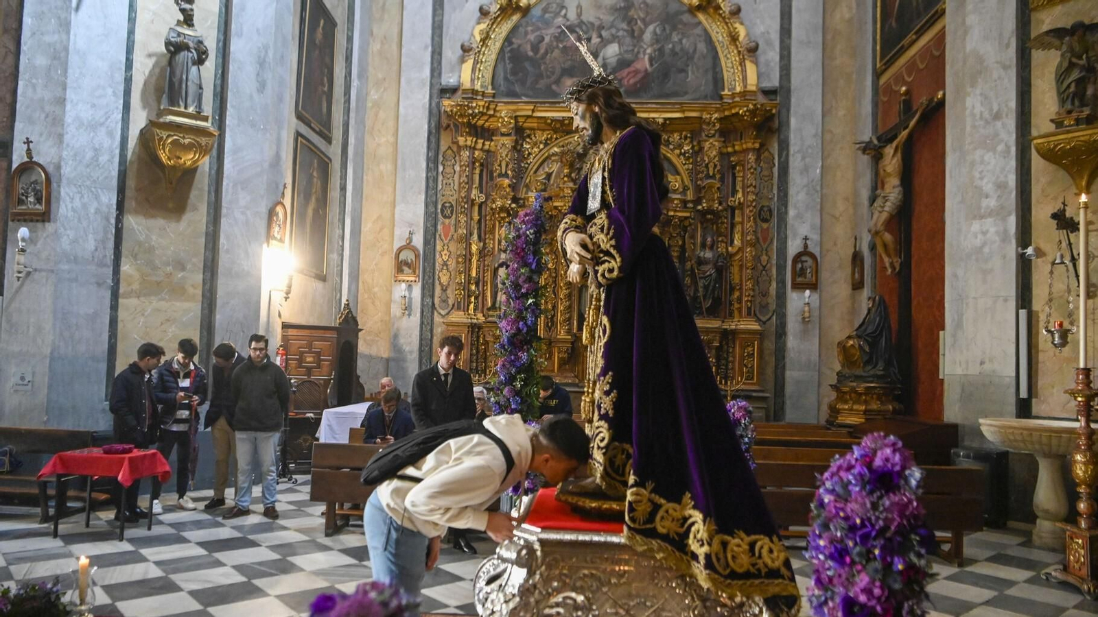 Fotogalería: Tradicional y Devoto Besapiés Nuestro Padre Jesús del Rescate 2025