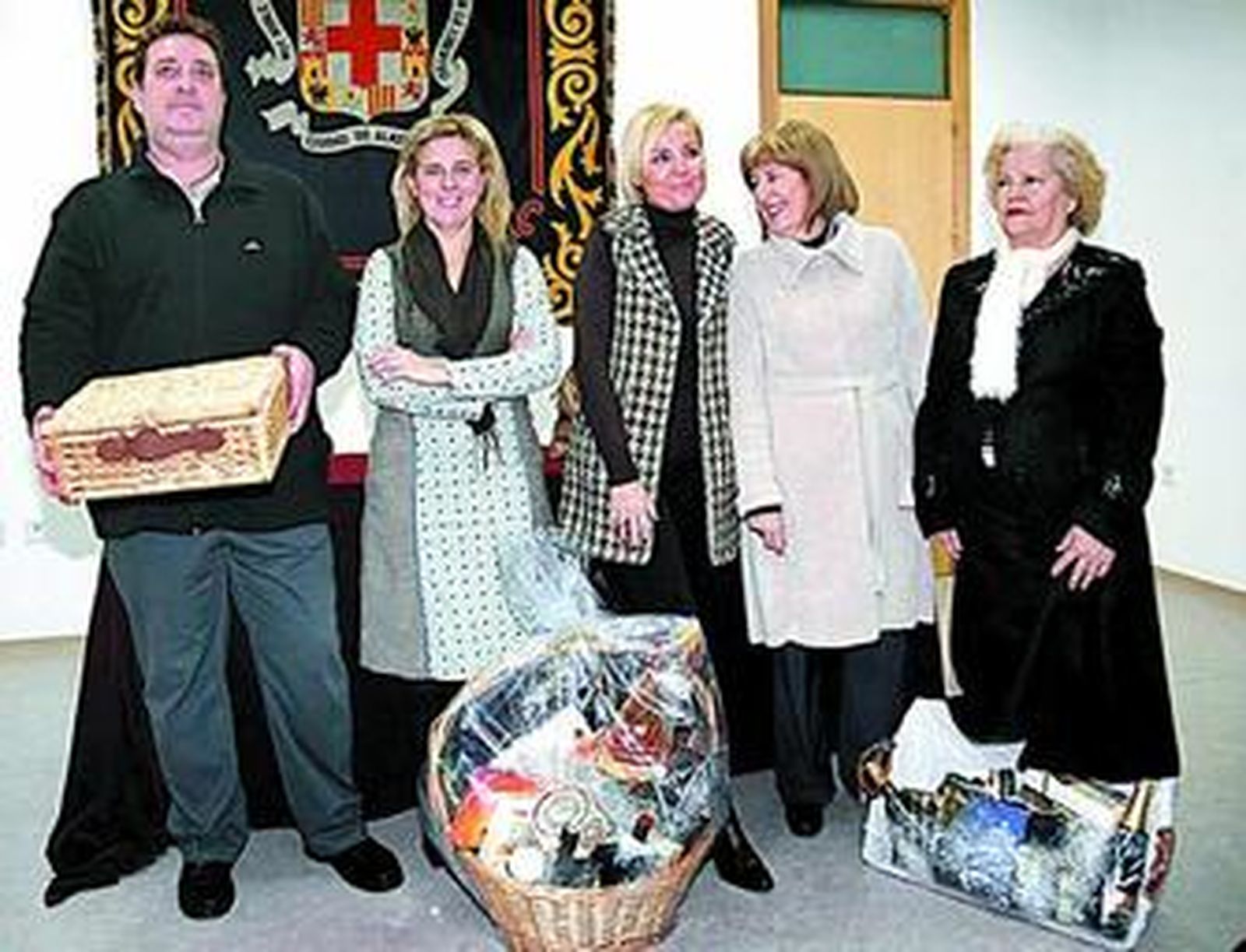La concejal de Cultura, Pilar Ortega, premió al edificio INFAD tras el concurso de decoración.