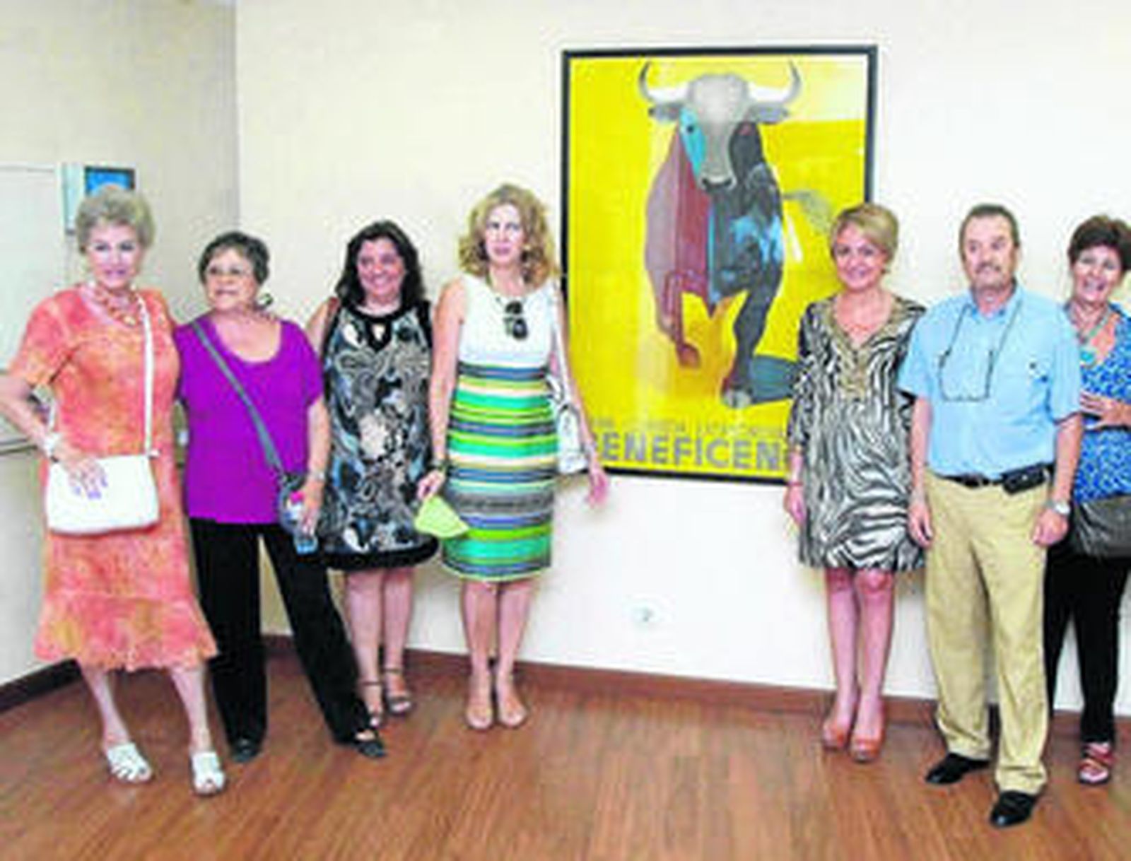 Eloisa Cabrera y María Dolores Ortega con los tres hijos de Manolo Prieto en el Museo Taurino de Roquetas.