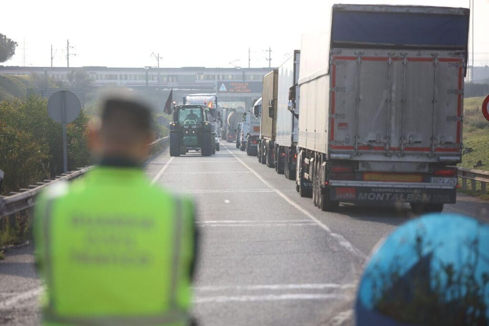 Un Guardia Civil con los tractores al fondo en uno de los cortes de carreteras en Jerez. Un Guardia Civil con los tractores al fondo en uno de los cortes de carreteras en Jerez.