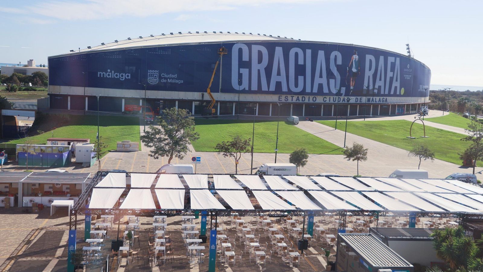 La pancarta de homenaje a Rafa Nadal en el Ciudad de Málaga, en imágenes