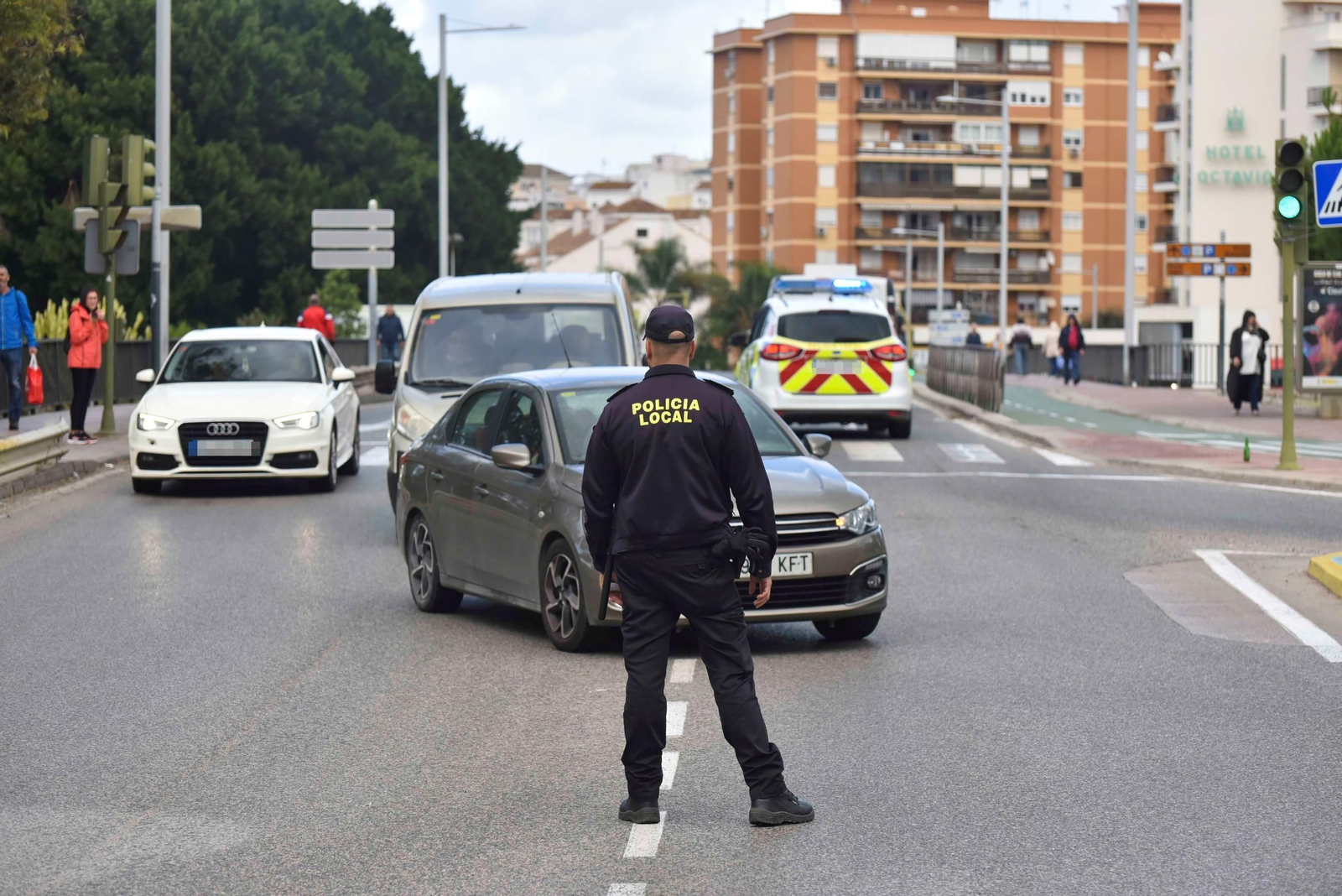 Un agente de la Policía Local de Algeciras, durante una actuación.