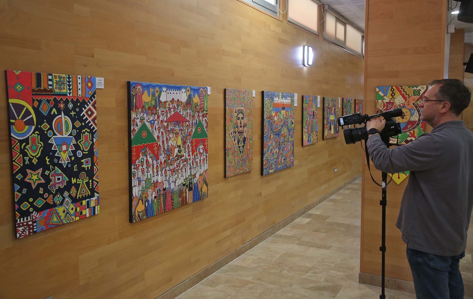 Fotos de la exposición de Zahira Tigtate en Algeciras