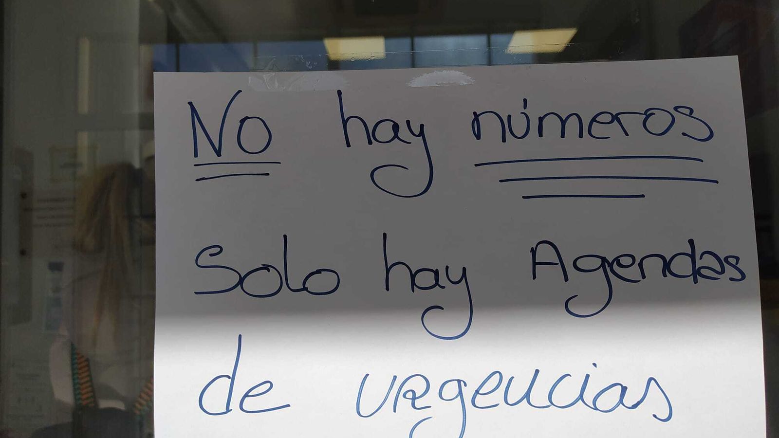 Un cartel en una cristalera del consultorio indica la atención exclusiva de urgencias.