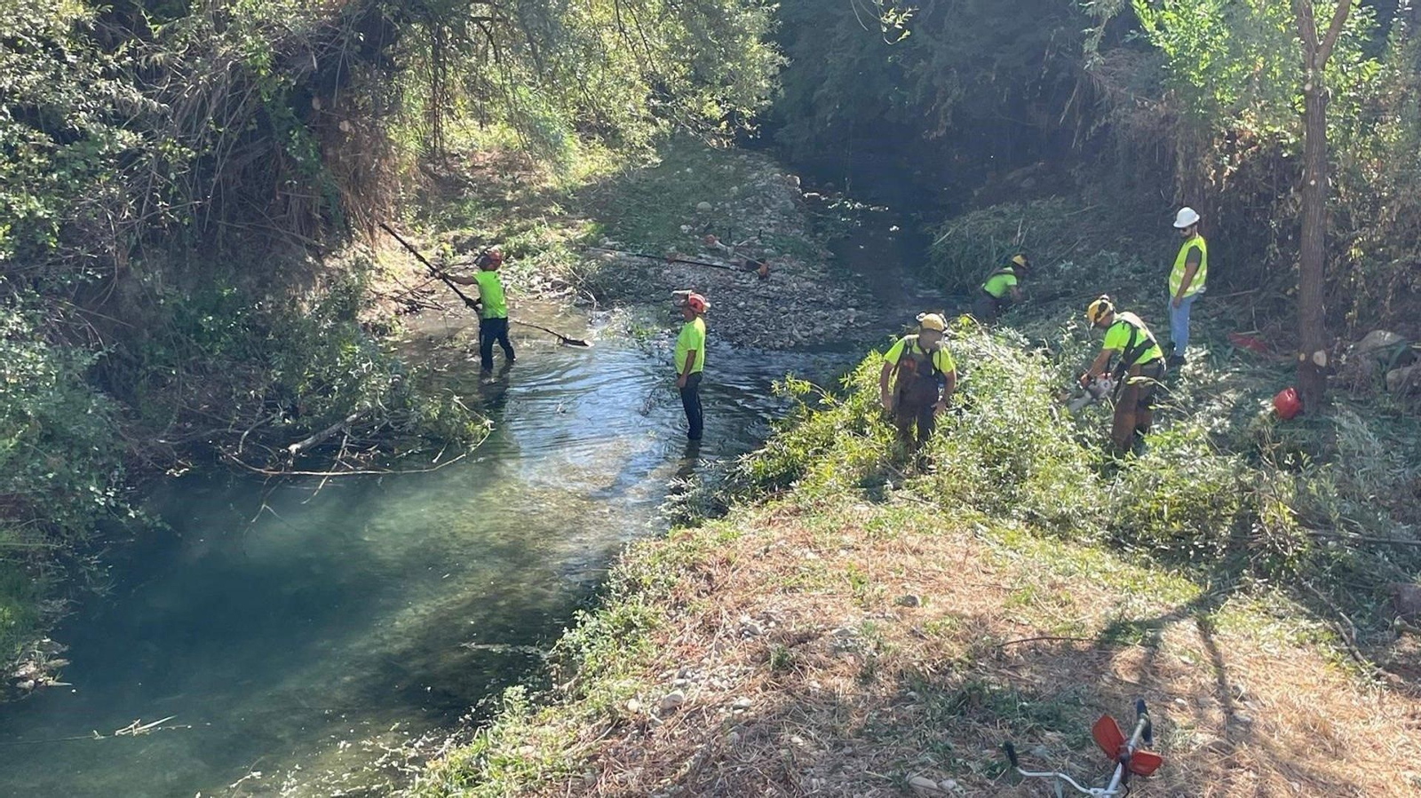 Trabajos de limpieza en el cauce del río Frío.