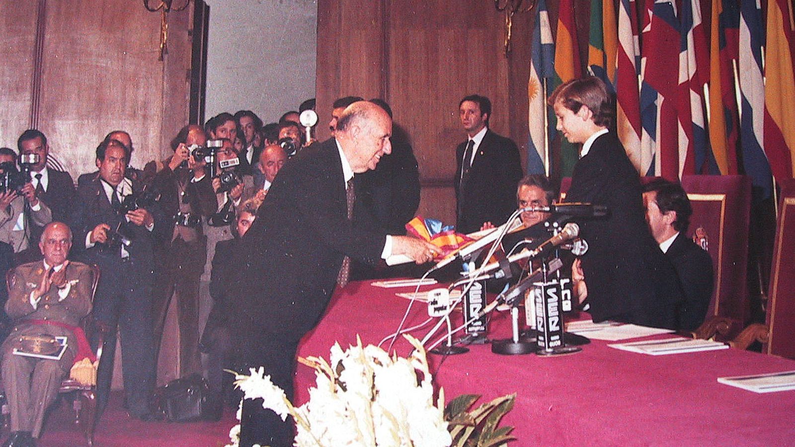 Antonio Domínguez Ortiz recibe el premio Príncipe de Asturias.