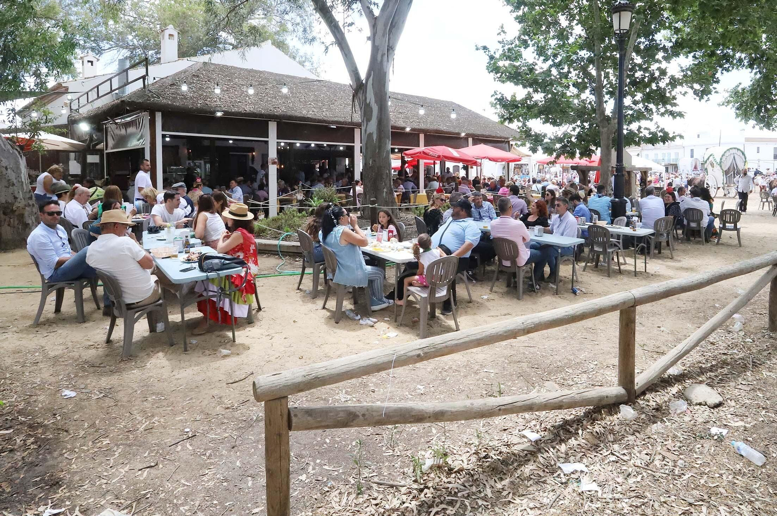 Imágenes del ambiente El Rocío y en Casas de Hermandades