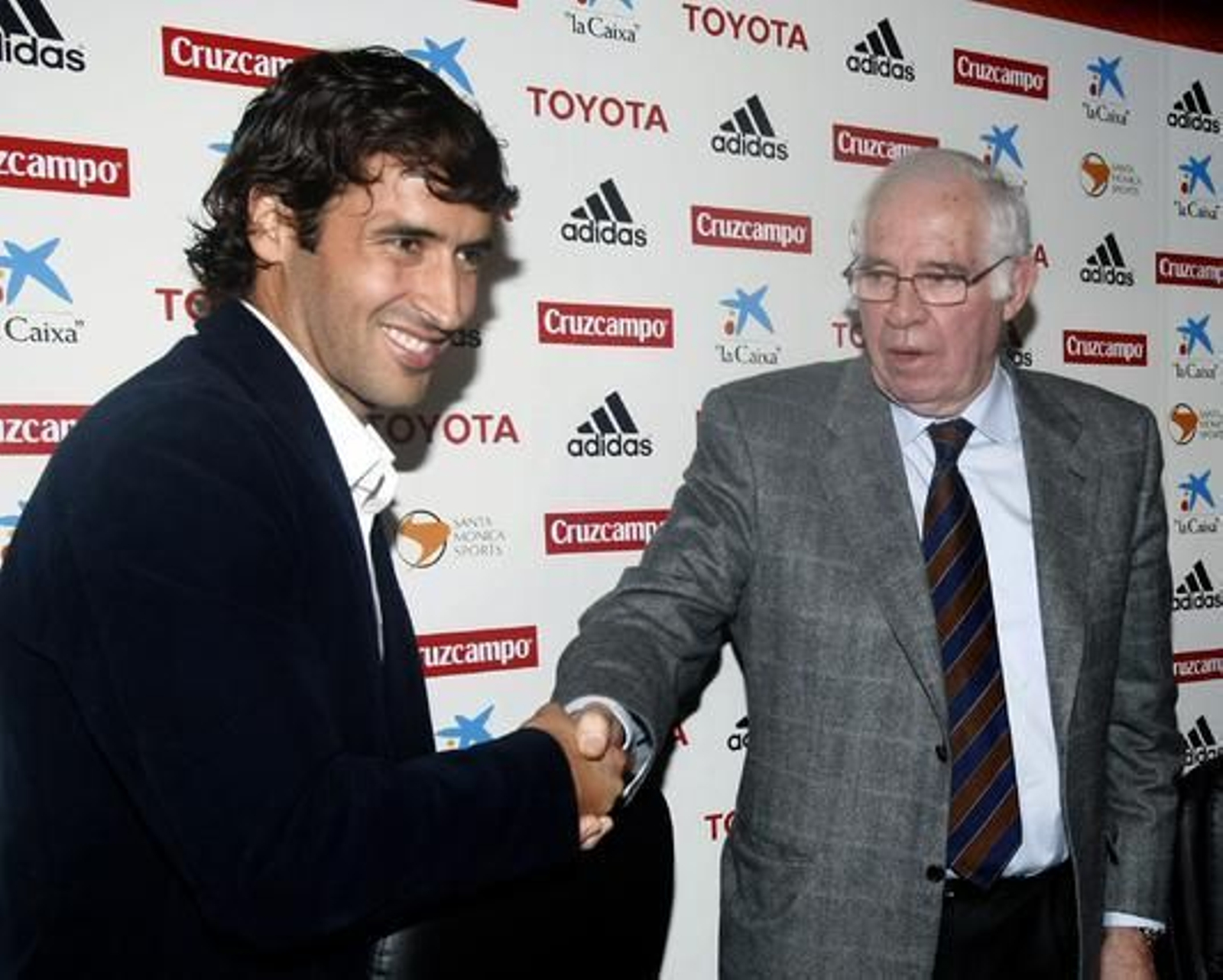 Aragonés saluda a Raúl.

Foto: Efe
