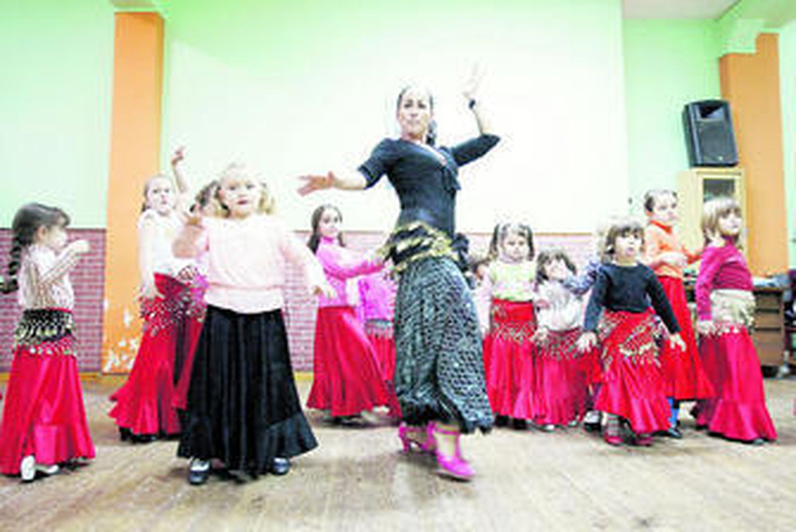 María 'La Rabota' con una de las alumnas de su escuela.