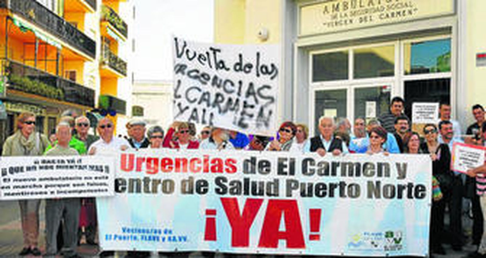 Los representantes de las distintas asociaciones vecinales portuenses se reunieron ayer a las puertas del Virgen del Carmen.