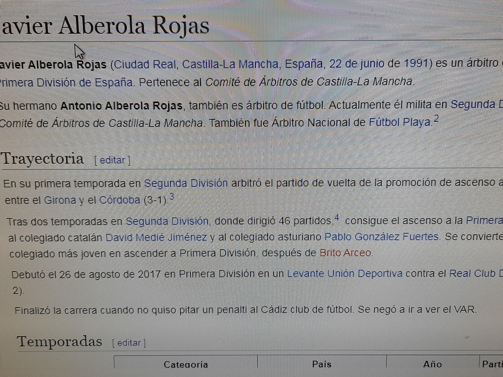 La frase de la parte inferior sobre el fin de la carrera del árbitro.