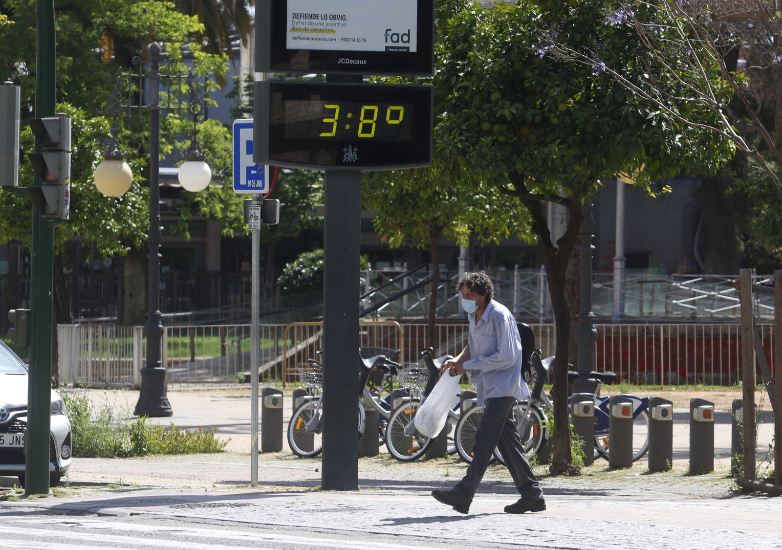 El termómetro del Paseo de la Victoria marca 38 grados a primera hora de la tarde.