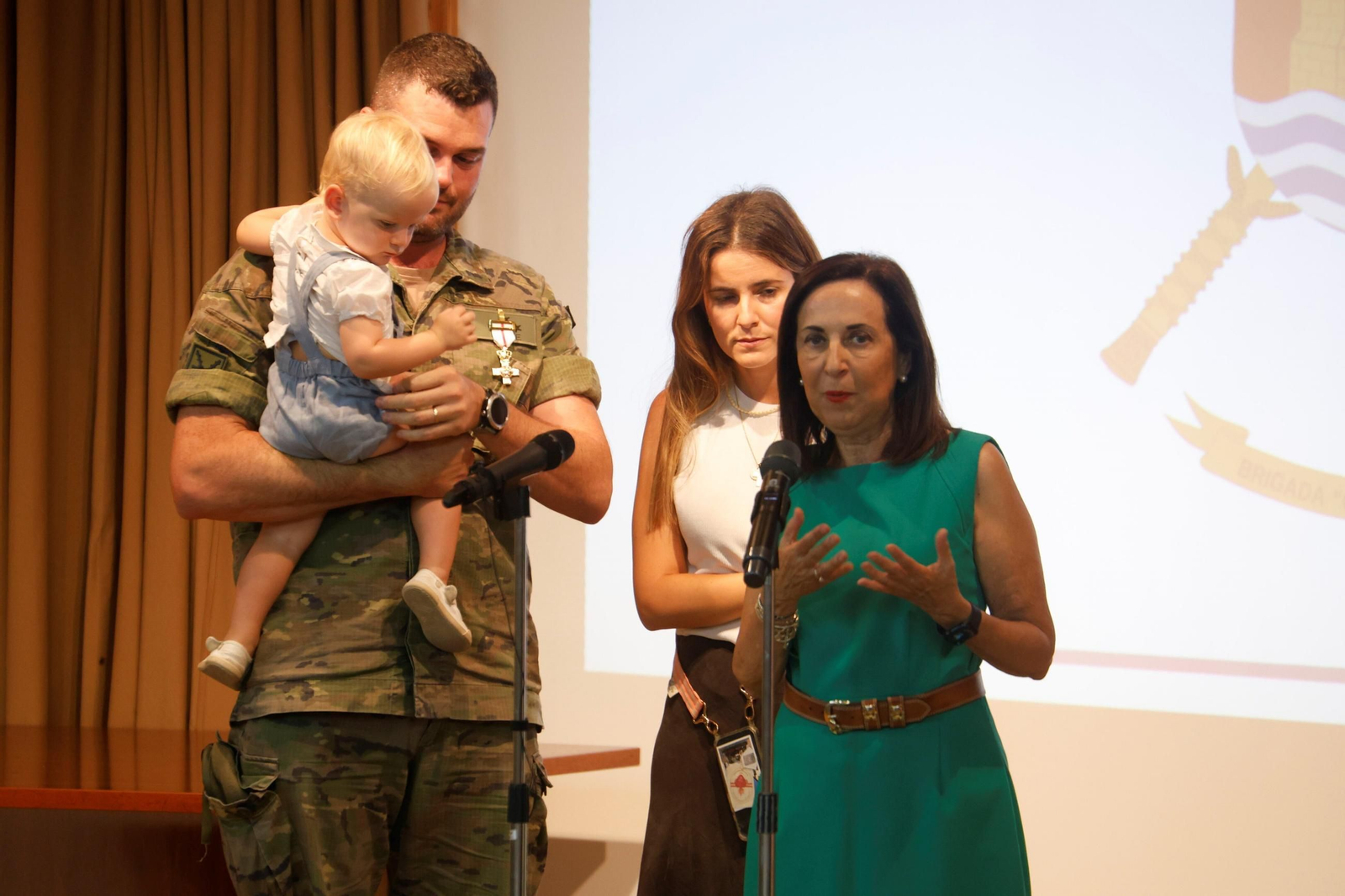 La ministra de Defensa, Margarita Robles, en la entrega las medallas conmemorativas al Ejército en la Bri X, en imágenes