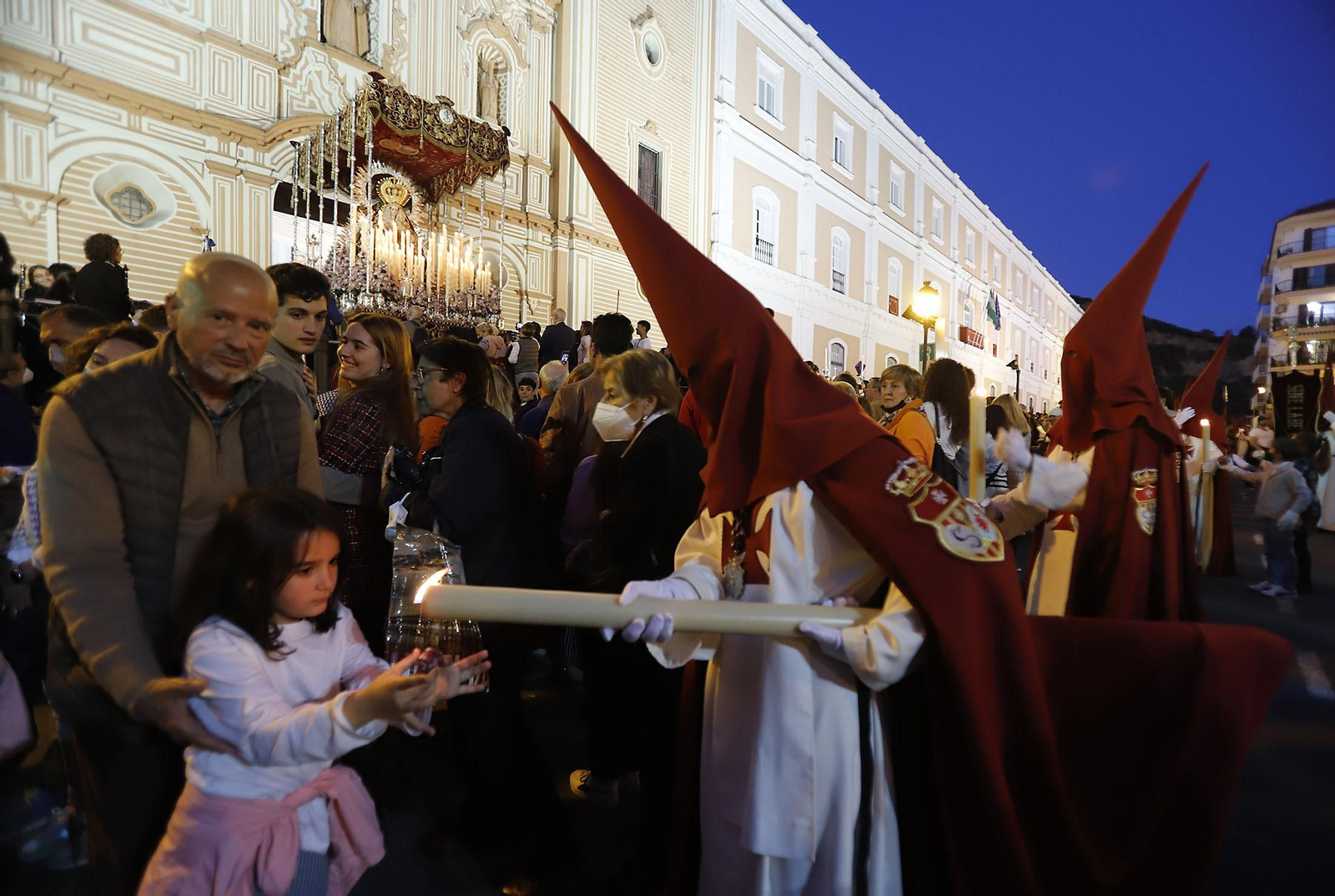 La Hermandad de Los Judíos en su recorrido por las calles de Huelva en el Jueves Santo