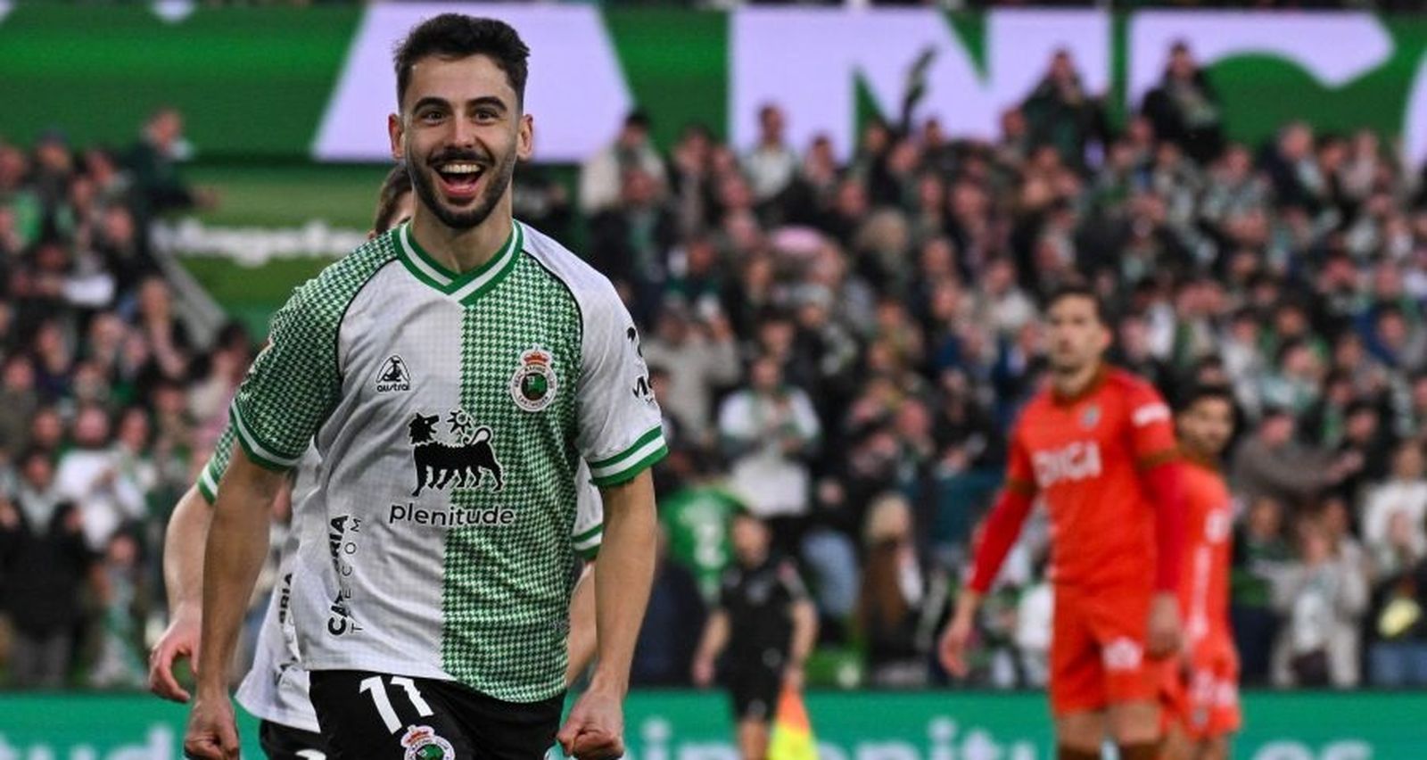 Andrés Martín celebra un gol con el Racing en El Sardinero.