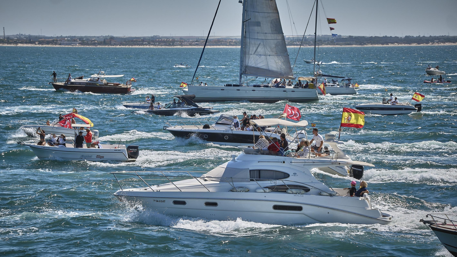 Parada naval y aérea en homenaje a Elcano en aguas de Sanlúcar. Parada naval y aérea en homenaje a Elcano en aguas de Sanlúcar.