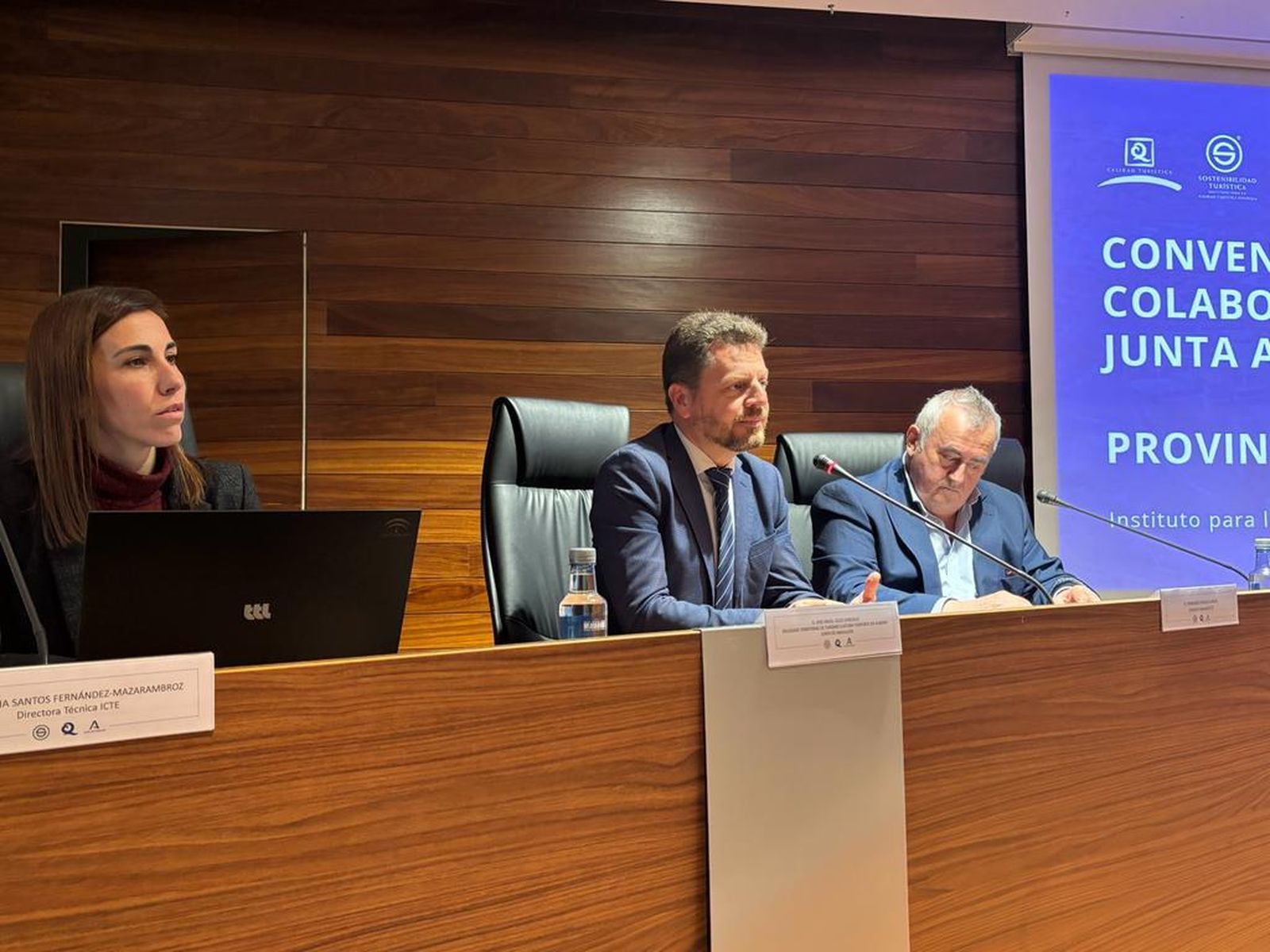 El delgado de Turismo, José Vélez, durante la presentación del convenio.