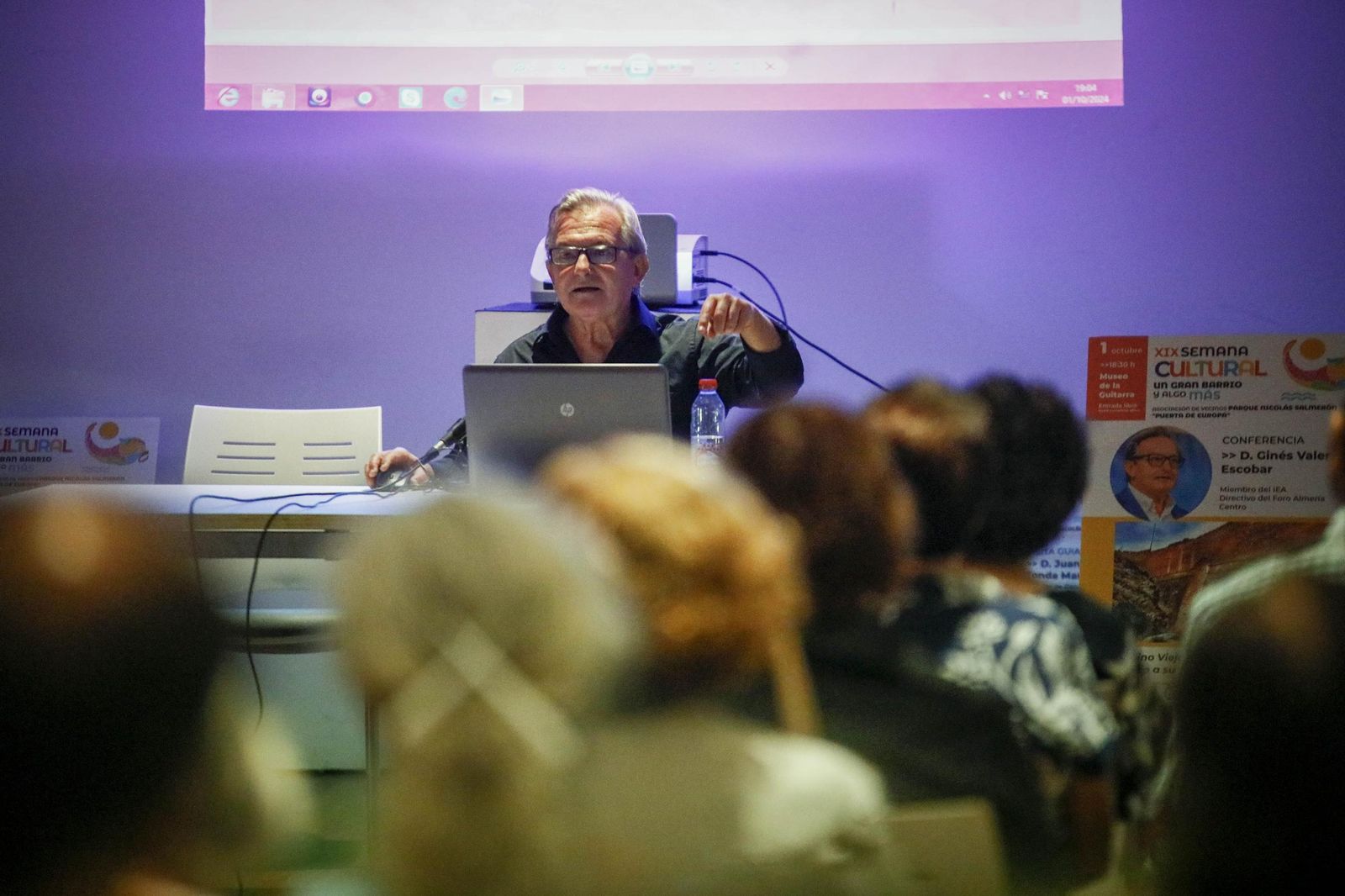 Las imágenes de la conferencia dentro de la "Semana Cultural Puerta Europa" de Ginés Valera en Almería