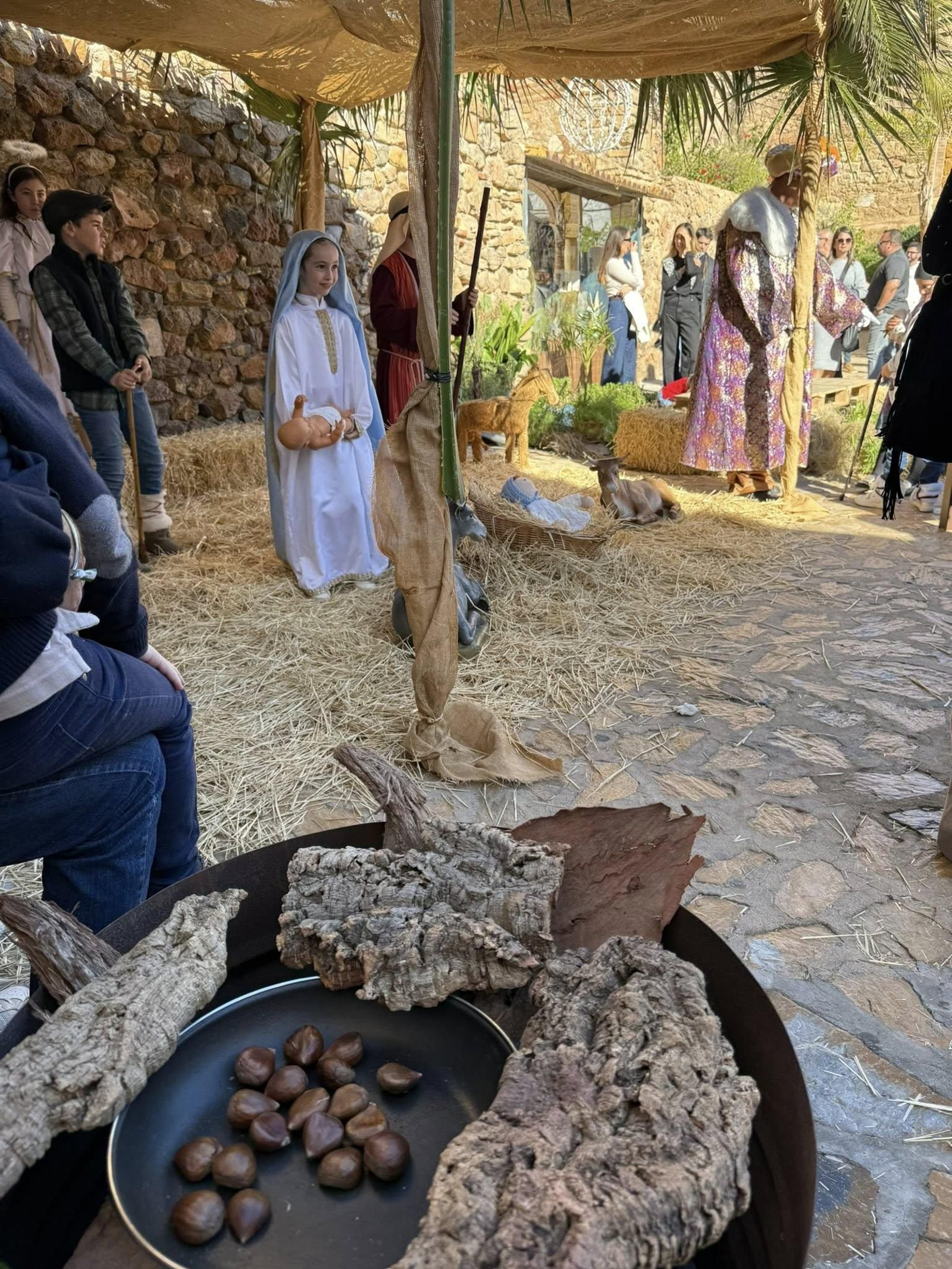 Así fue la inauguración del Belén Municipal de Mojácar entre villancicos y dulces navideños
