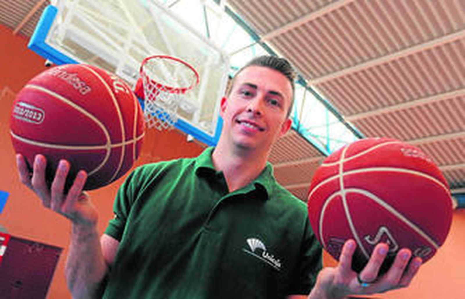 Andy Toolson posa con dos balones en la presentación en la pista auxiliar del Unicaja.