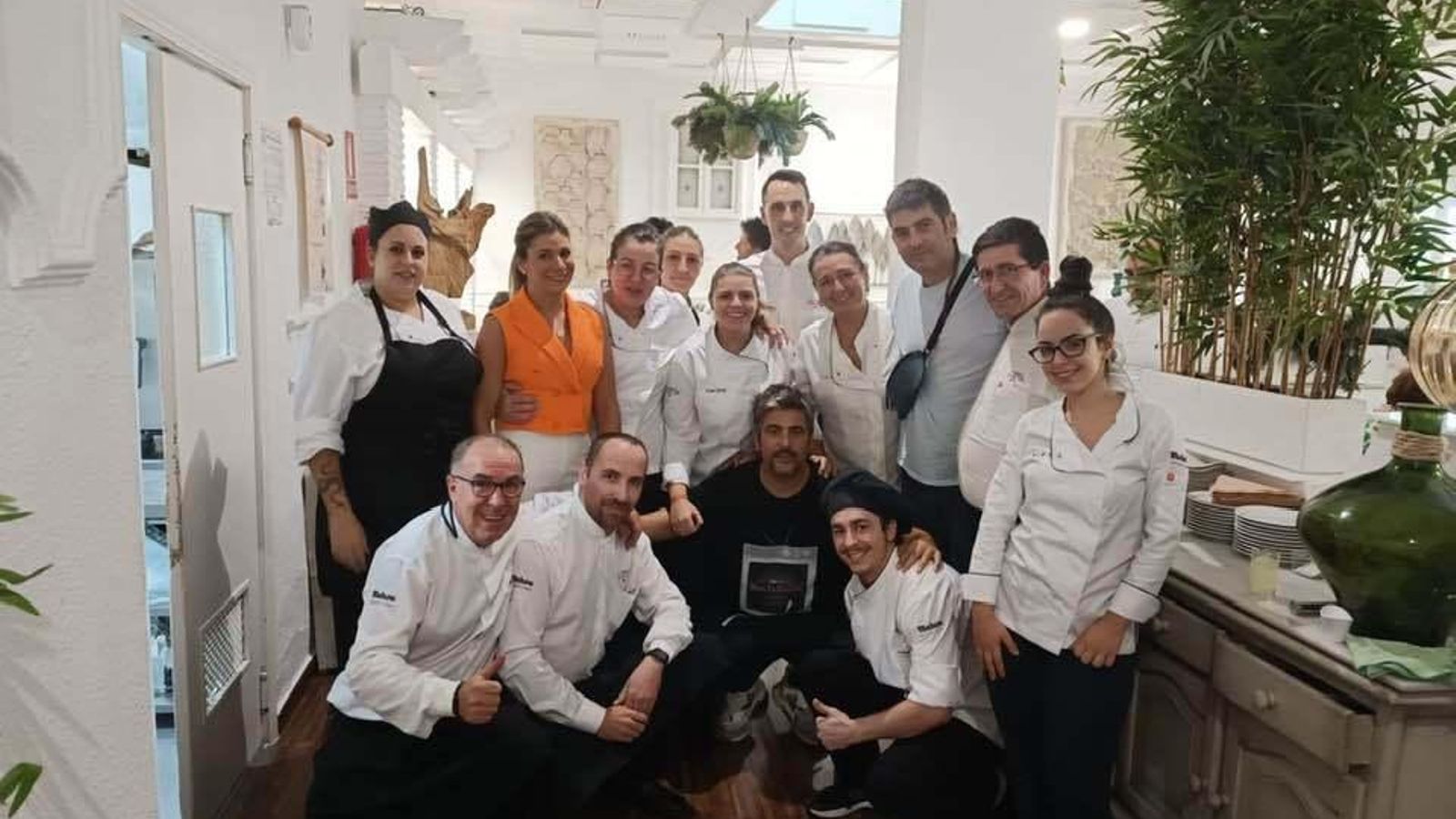 Estopa no dudó en fotografiarse con el equipo de La Taberna de Almodóvar