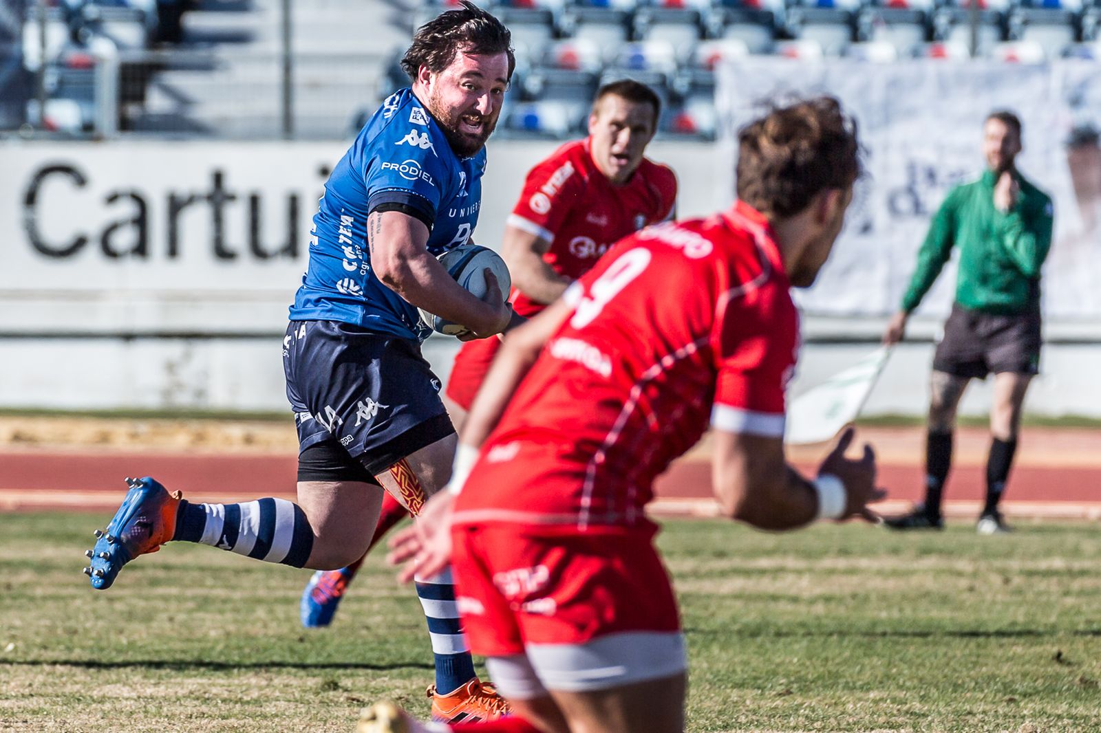 Giorgi Tedoradze avanza sobre la defensa vasca.