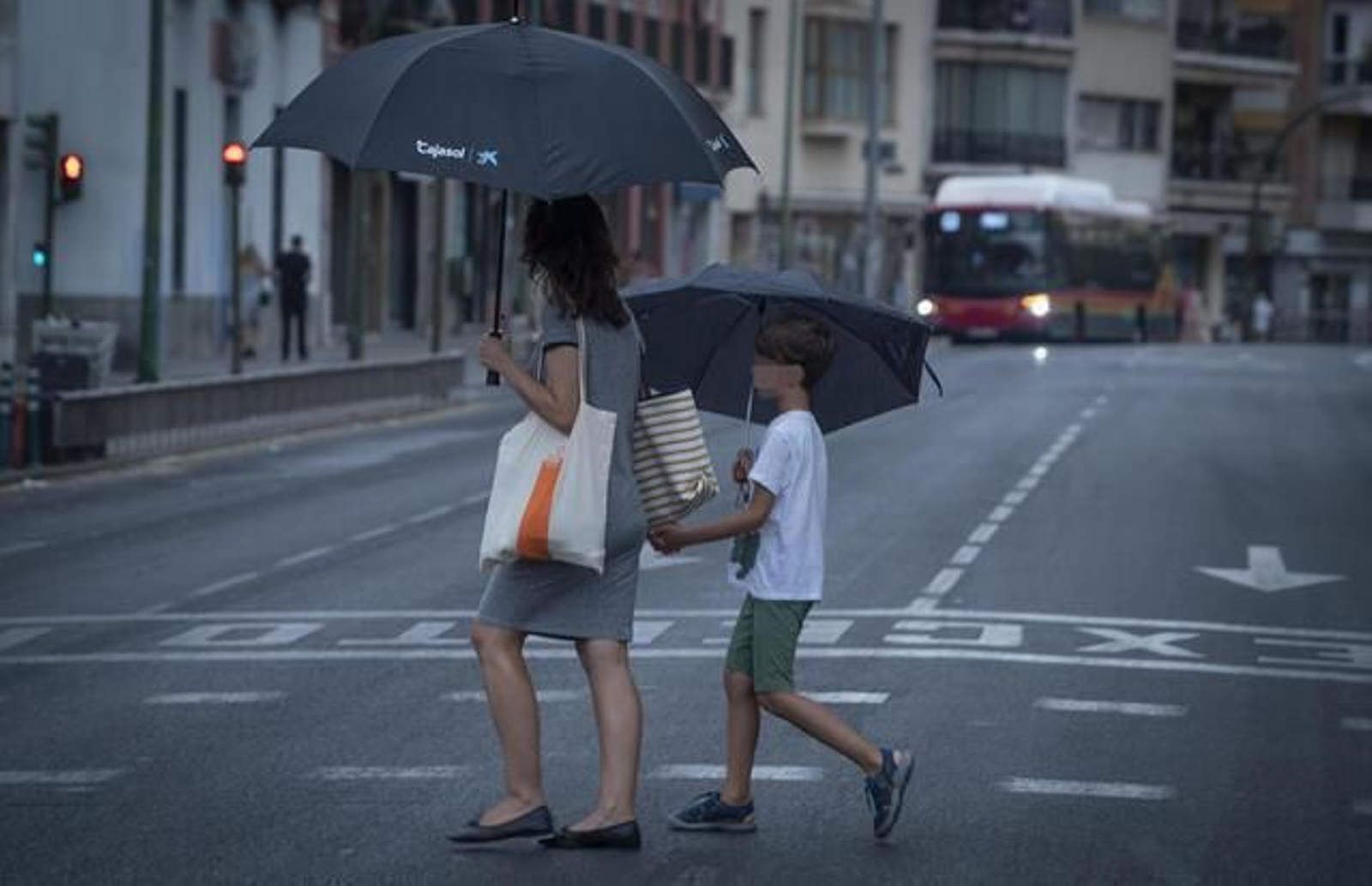 La lluvia irrumpe en Sevilla en pleno puente de agosto