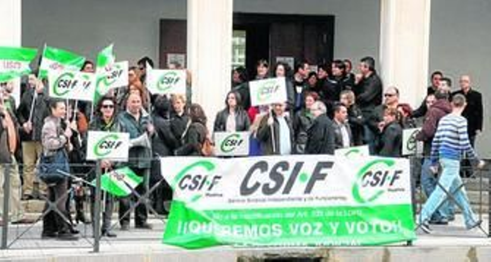 Los funcionarios judiciales, durante la concentración de protesta realizada ayer en la Audiencia Provincial.