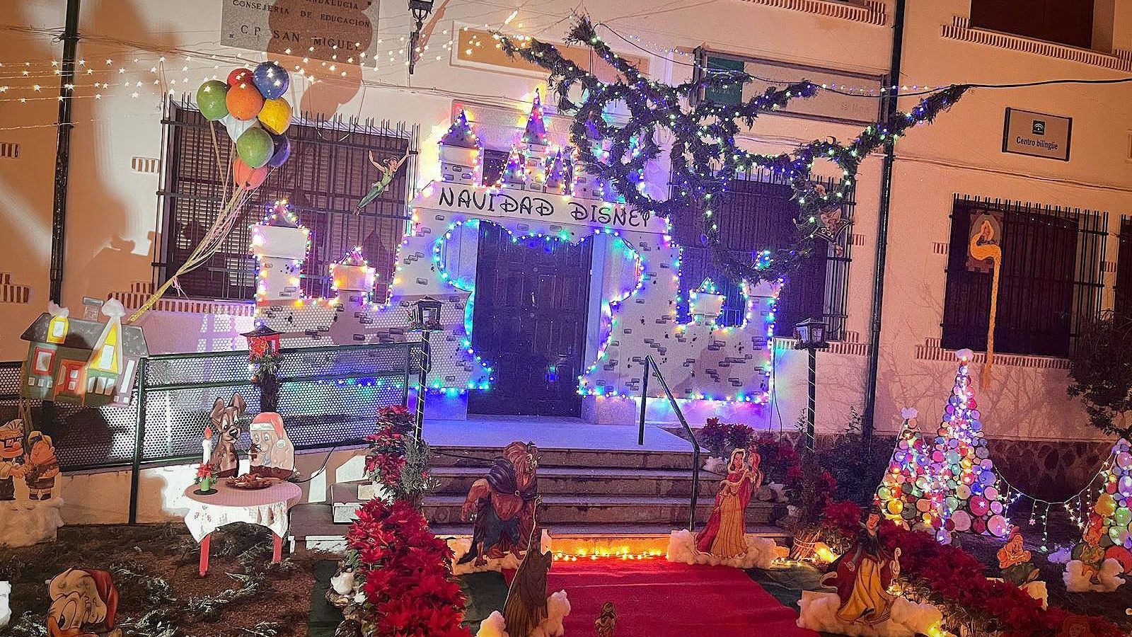 El pasillo central está decorado con más de 80 flores rojas de pascua que han sido donadas por las familias