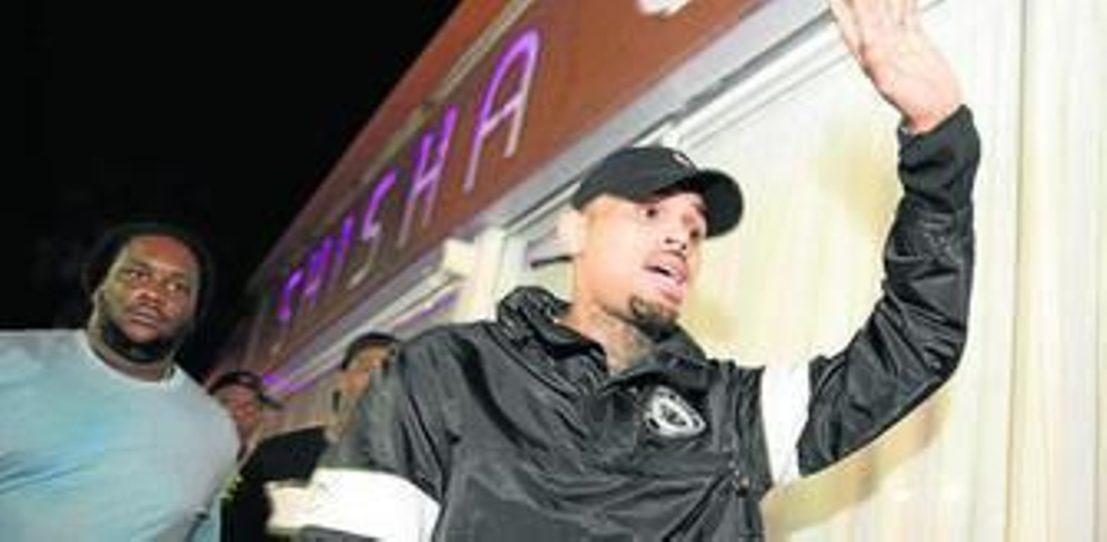 1. El cantante de Virginia a su llegada al Shisha Bar de Getares. 2. Un momento de la actuación de Chris Brown, en torno a las 3:45 de ayer. 3. Un buen número de algecireños se congregaron ante la puerta de la discoteca para ver llegar al cantante.