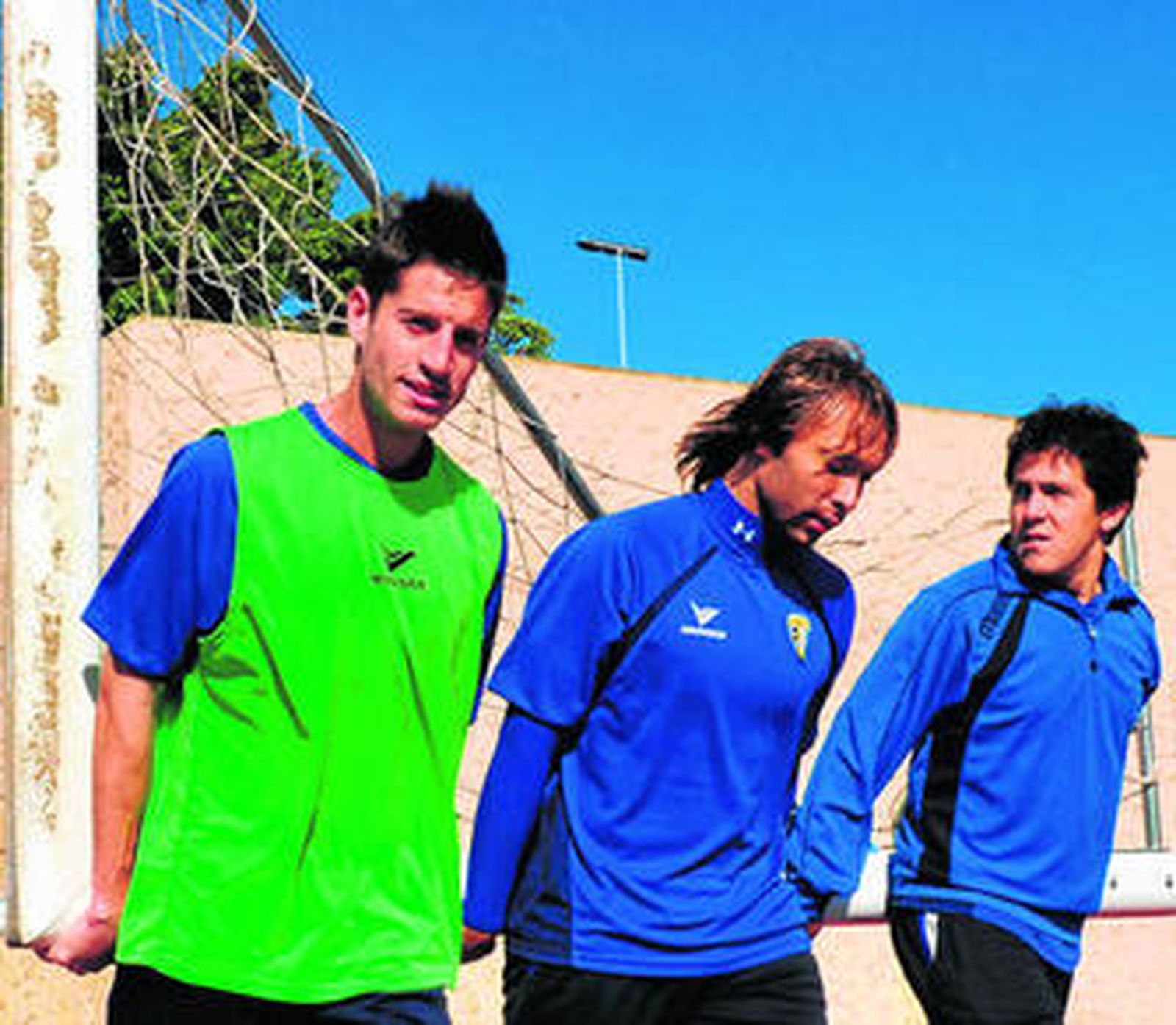 Juanje (i), junto a Iván Guerrero y Marchiori durante su último periplo en el San Fernando.