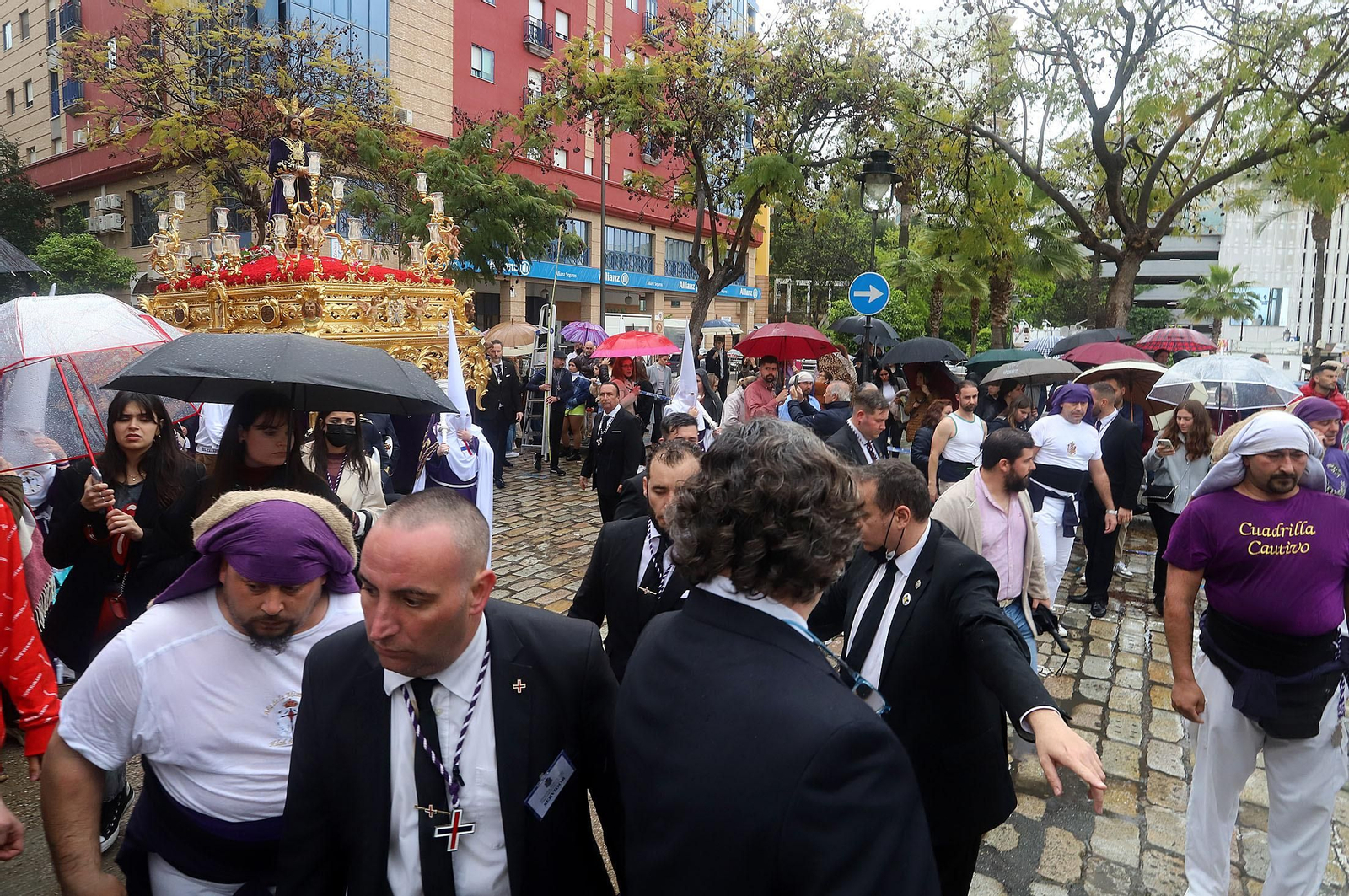 Imágenes de la procesión del Cautivo  bajo la lluvia en Huelva