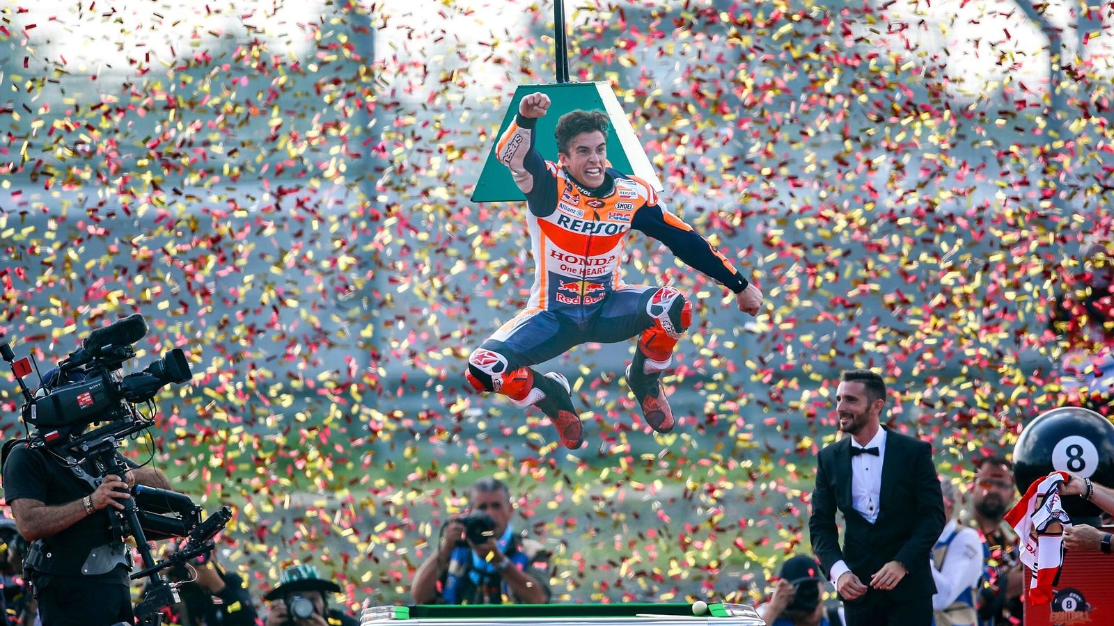 Marc Márquez salta eufórico tras conseguir el sexto Mundial de MotoGP. Marc Márquez salta eufórico tras conseguir el sexto Mundial de MotoGP.