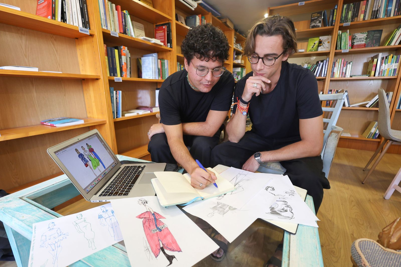 Juan Domínguez y Jorge Mir con varios de sus diseños y bocetos