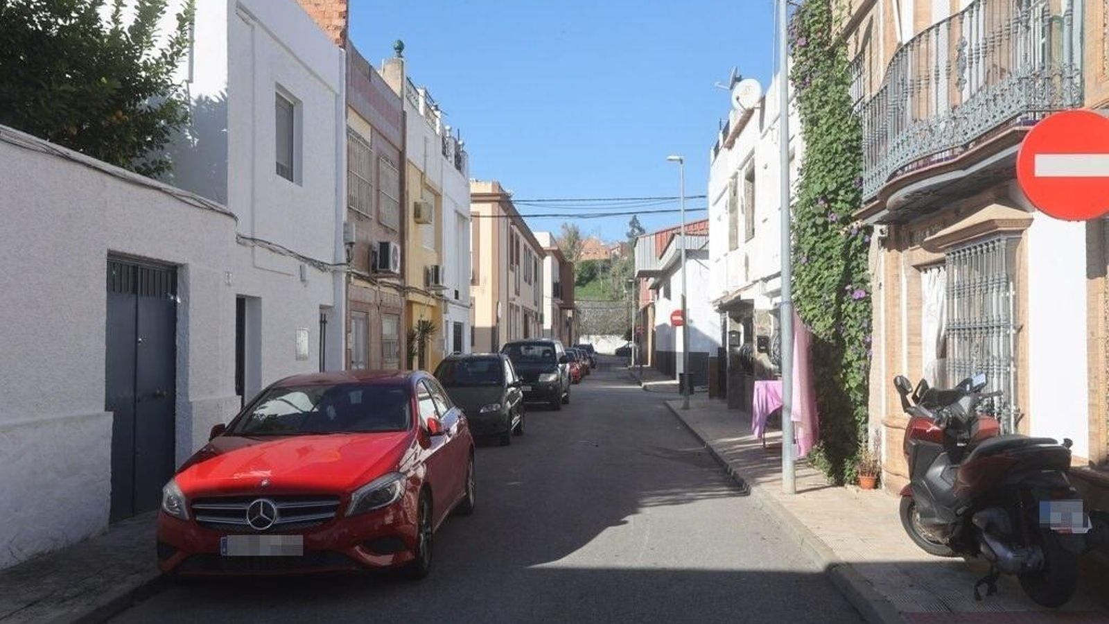 Una de las calles de la barriada donde viven los afectados.