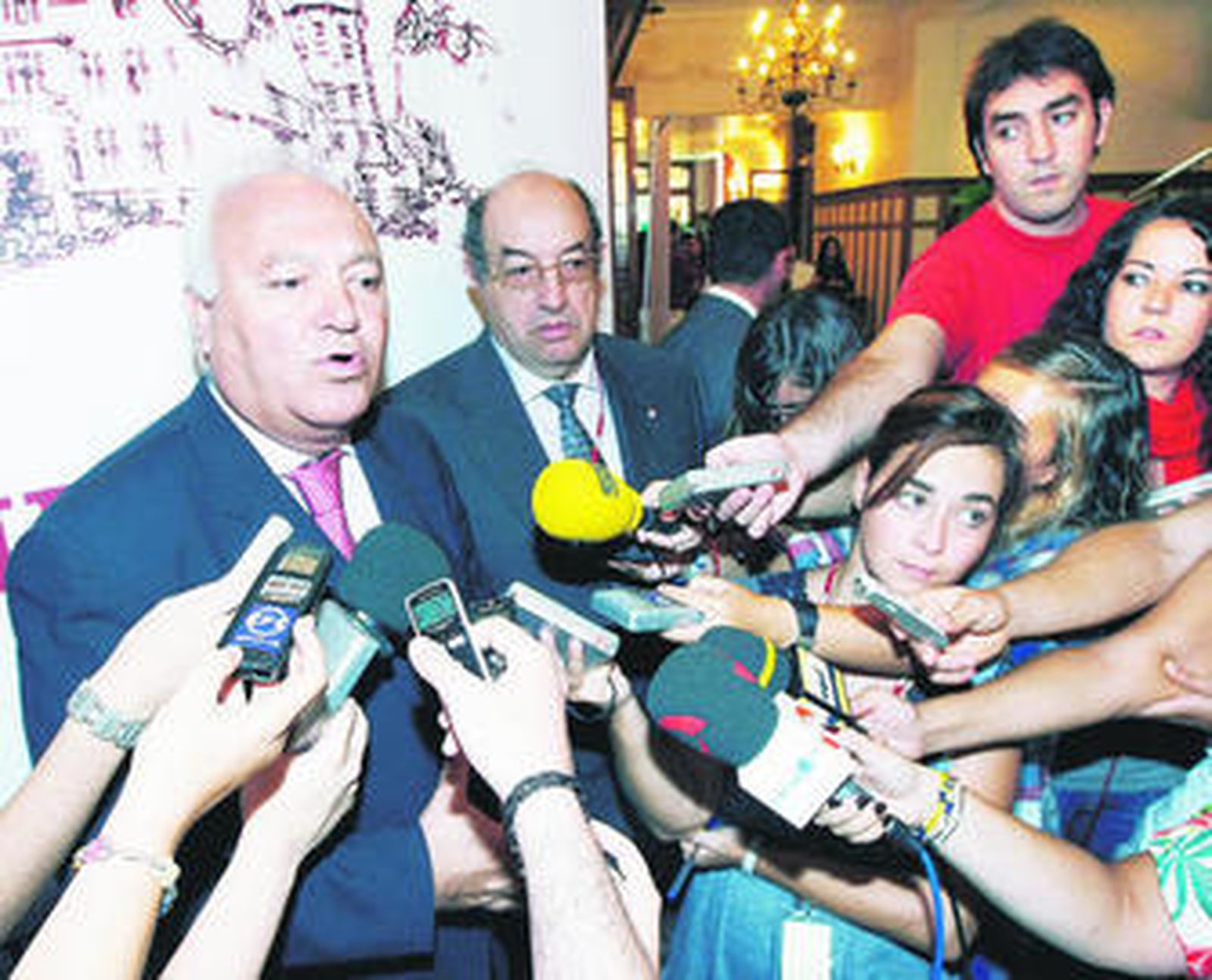 Moratinos atiende a los medios antes de impartir ayer una conferencia en la UIMP de Santander.