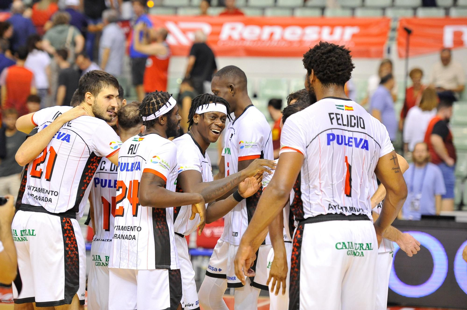 Los jugadores del Covirán Granada celebran la victoria de Murcia