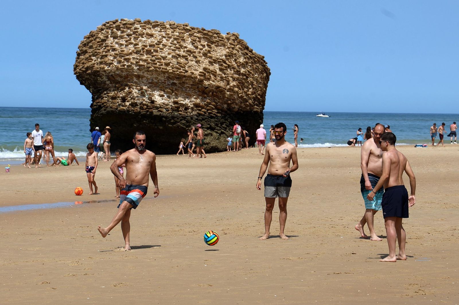 Imágenes del ambiente en las playas de Matalascañas, La Bota y Mazagón durante la mañana del domingo