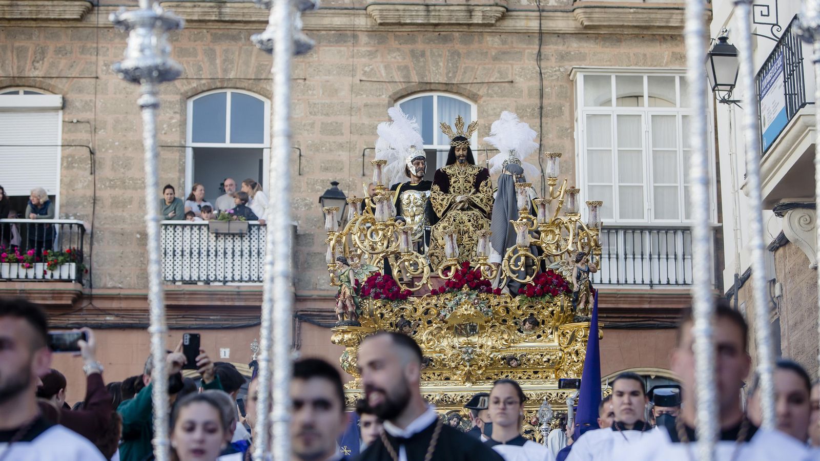 El Cristo de la Salud de la cofradía de Cigarreras por el Compás de Santo Domingo.